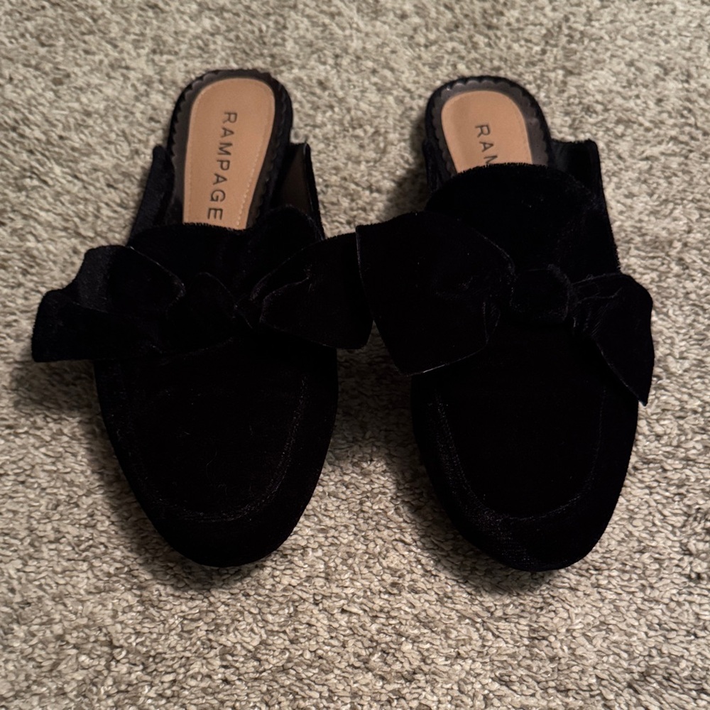 Rampage Women's Black Velvet Bow Mules